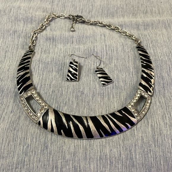 Black and silver zebra striped necklace with earrings - Picture 1 of 3